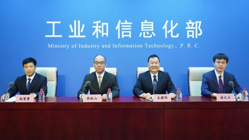 企业在选择IT外包与驻场服务时，应综合考虑以下因素：